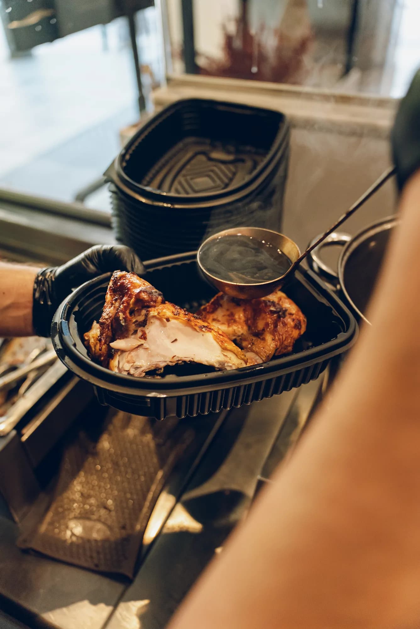 cazo con salsa y pollo asado